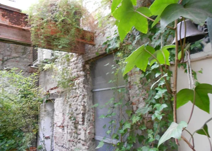 Le Crocodile Rouge Bed & Breakfast